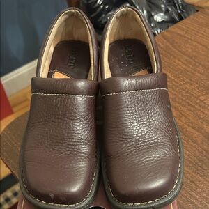 Born Dark Brown Leather women’s closed clog